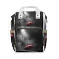 Mochila pañalera con paraguas rojo estilo noir