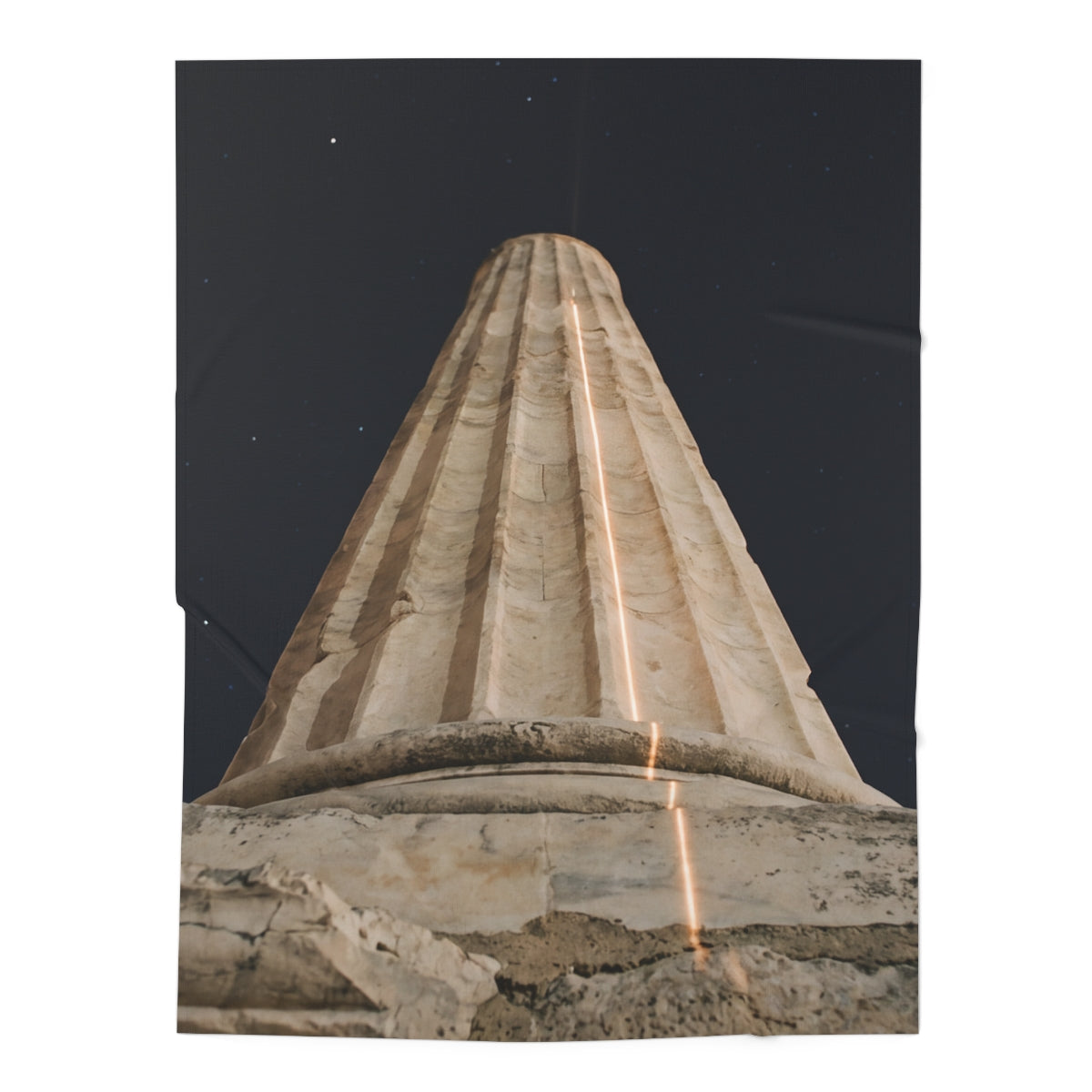 Arrullo de bebé con columna de piedra antigua